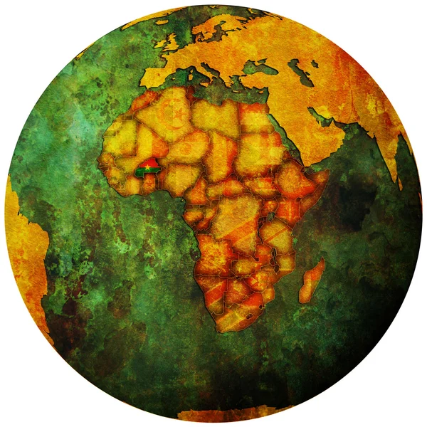 Burkina faso vlag op globe kaart — Stockfoto