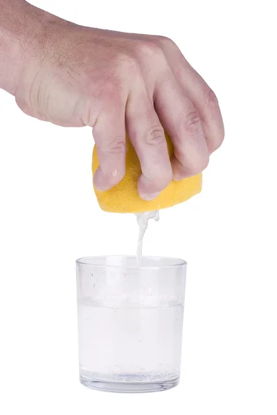 Espremendo limão em bacground branco — Fotografia de Stock