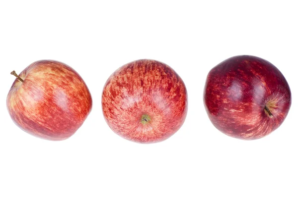 Röda äpplen på en vit bakgrund med urklippsbana — Stockfoto