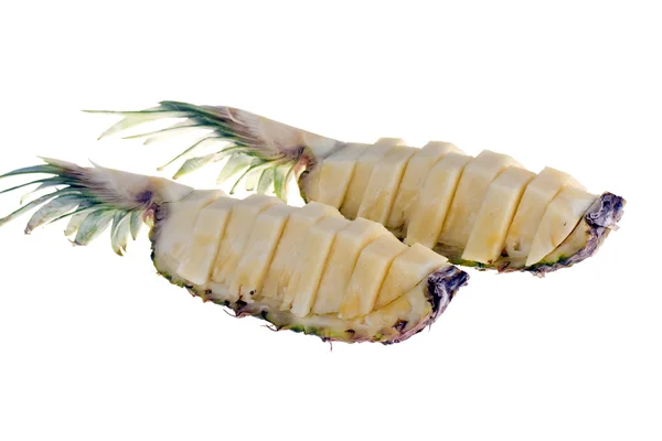 Abacaxi maduro isolado sobre fundo branco cortado em porções — Fotografia de Stock