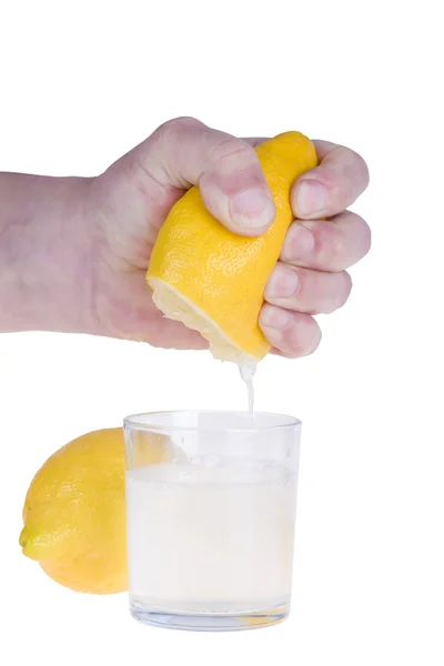 Espremendo limão em bacground branco — Fotografia de Stock