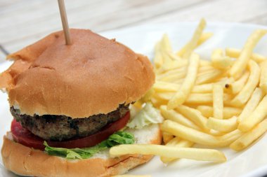 ev yapımı hamburger ve cips ve lahana salatası