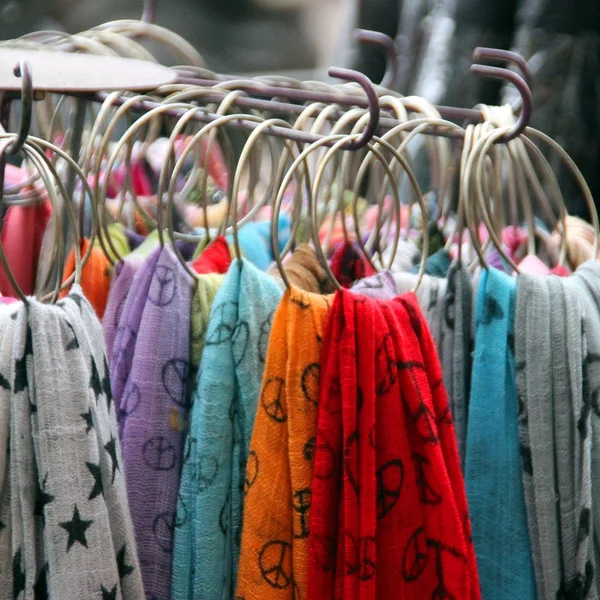 Tecido multicolorido, material, xales e cachecóis pendurados — Fotografia de Stock