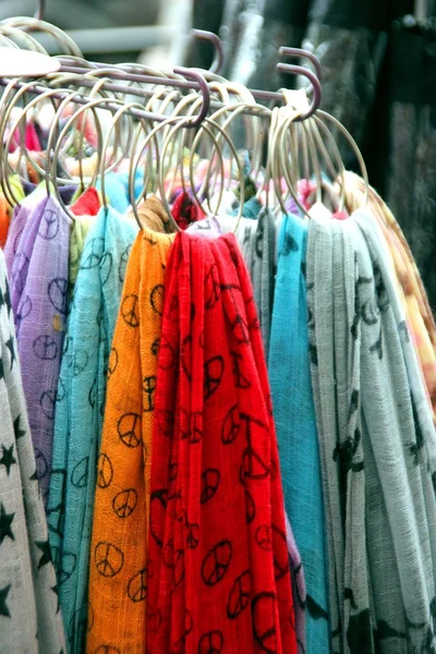 Material multicolor, chales y bufandas colgando —  Fotos de Stock