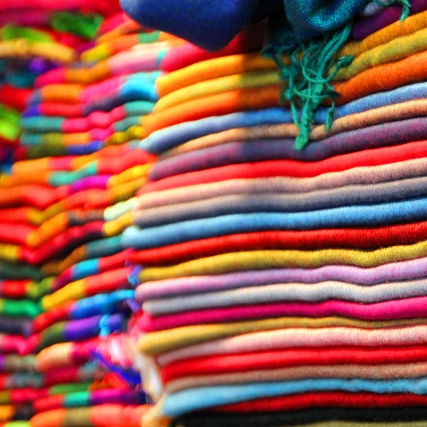Tecido multicolorido, material, xales e cachecóis dobrados — Fotografia de Stock