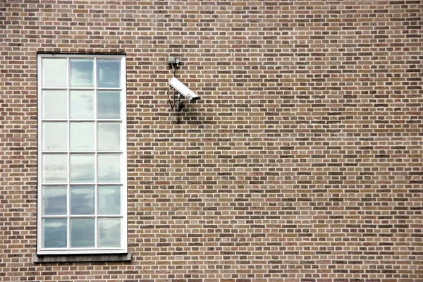 Фасад здания с окнами и видеонаблюдением — стоковое фото