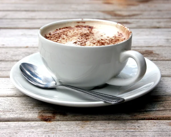 Xícara de Cappuccino na mesa de madeira slat — Fotografia de Stock