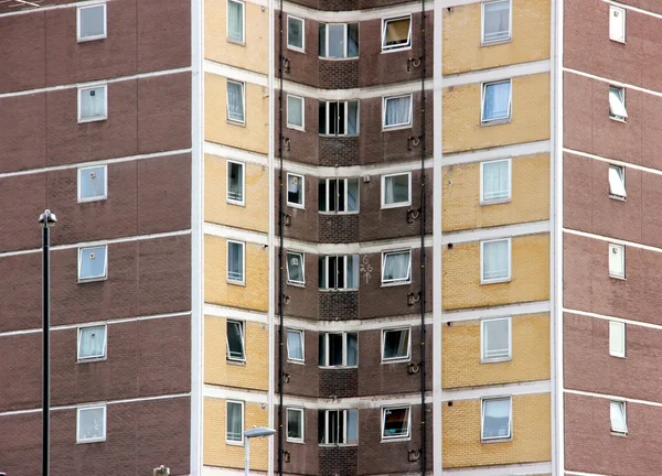 Fațada clădirii cu ferestre și CCTV — Fotografie, imagine de stoc