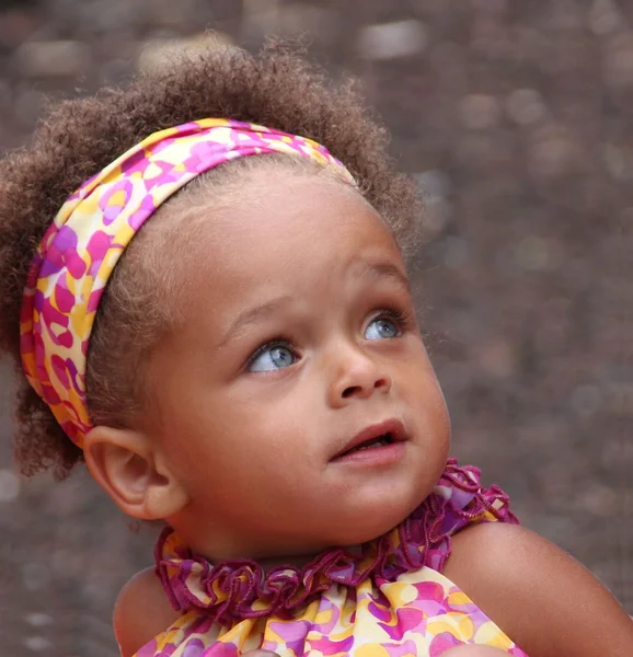 蓝眼睛的混合的遗产女婴 — 图库照片