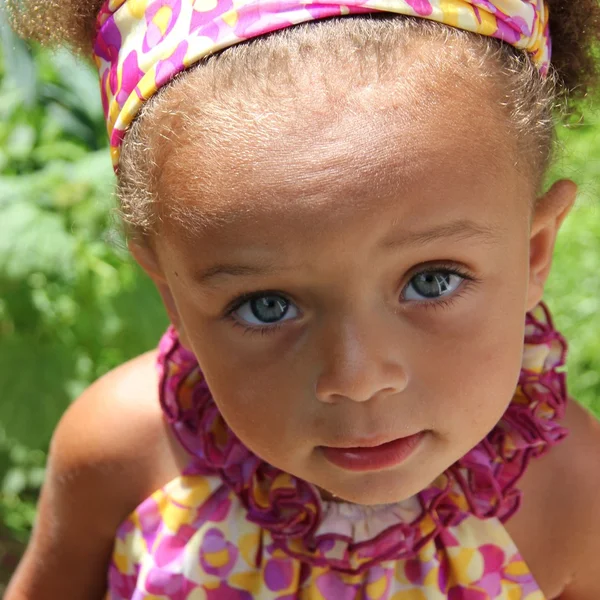 蓝眼睛的混合的遗产女婴 — 图库照片
