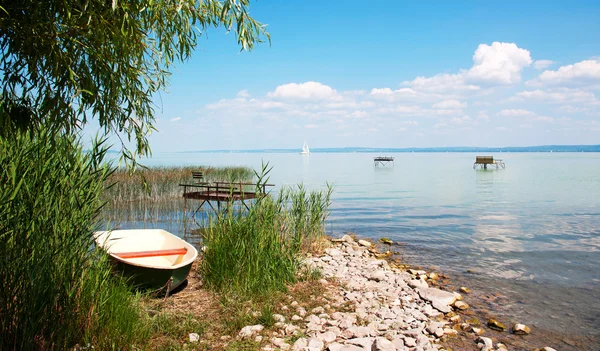 Angler båt vid sjön balaton, Ungern — Stockfoto
