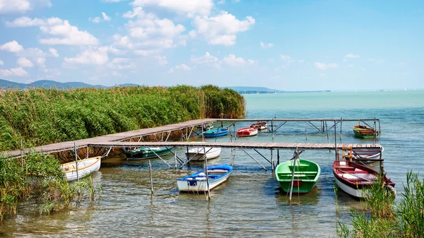 Angler båtar vid sjön balaton, Ungern — Stockfoto