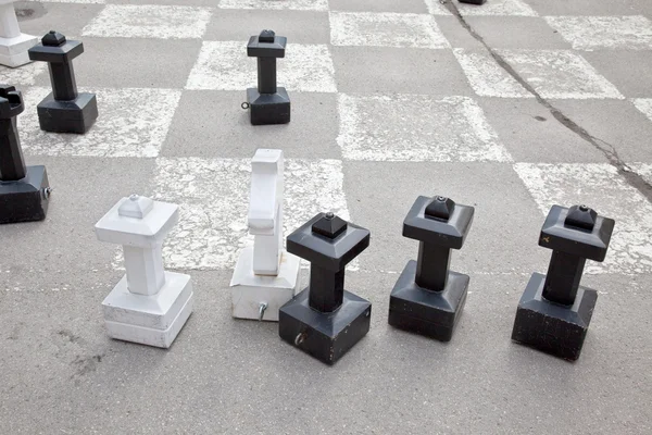 Шахматы на асфальте — стоковое фото