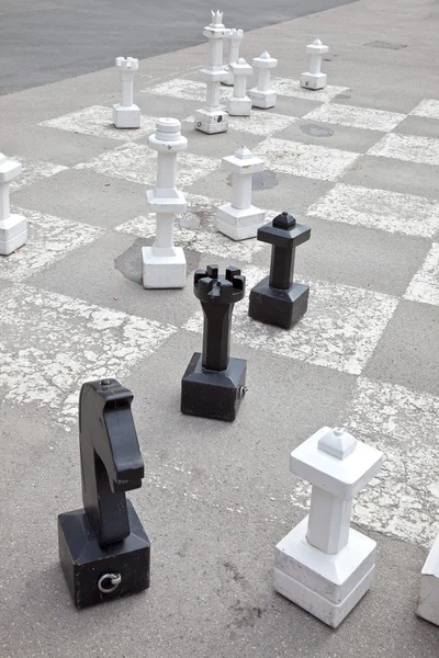 Шахматы на асфальте — стоковое фото