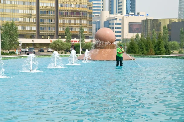 Astana. rengöring av fontänen — Stockfoto