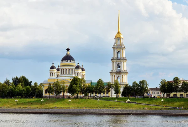 Katedra z dzwonnicą na brzegu rzeki Wołgi — Zdjęcie stockowe