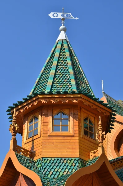 Tetto di torre in palazzo di legno dello zar a Mosca, Russia — Foto Stock
