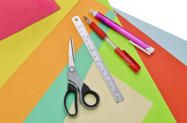 Primo piano di carte, righello, forbici, matita e gomma — Foto Stock