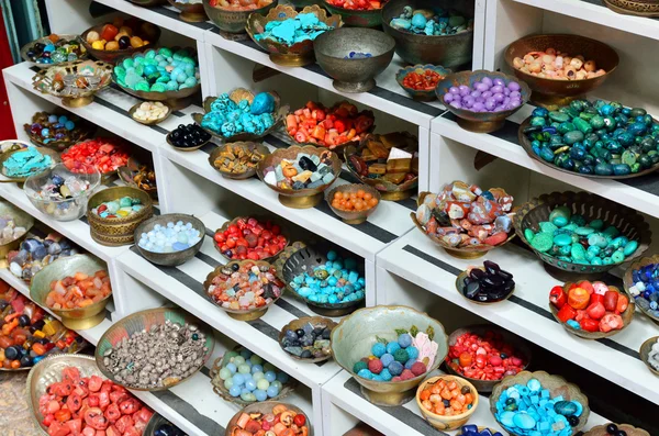 Pietre di gioielli orientali tradizionali su un mercato di strada — Foto Stock