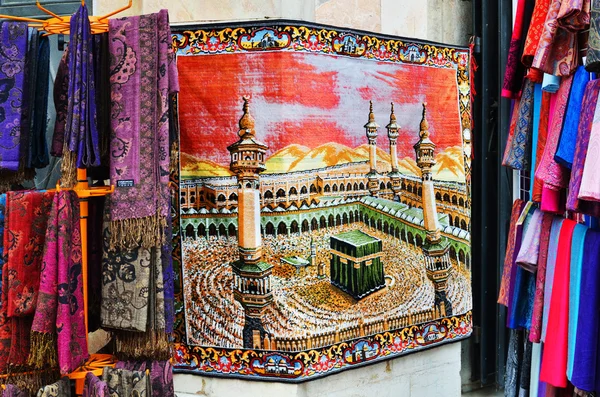 Tapete com Kaaba no mercado oriental — Fotografia de Stock