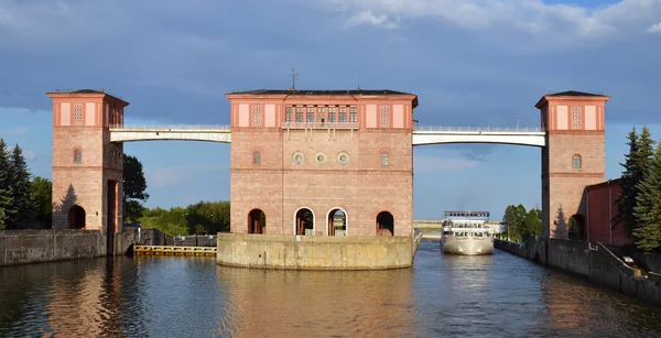 Шлюз ворота на річці Волга, Росія — стокове фото