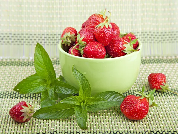 Erdbeere und Minze — Stockfoto