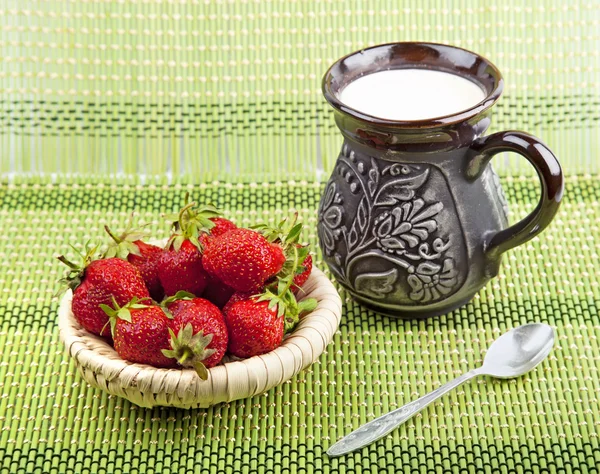 Jordgubb, silver sked och mjölk i en keramiska tillbringare — Stockfoto