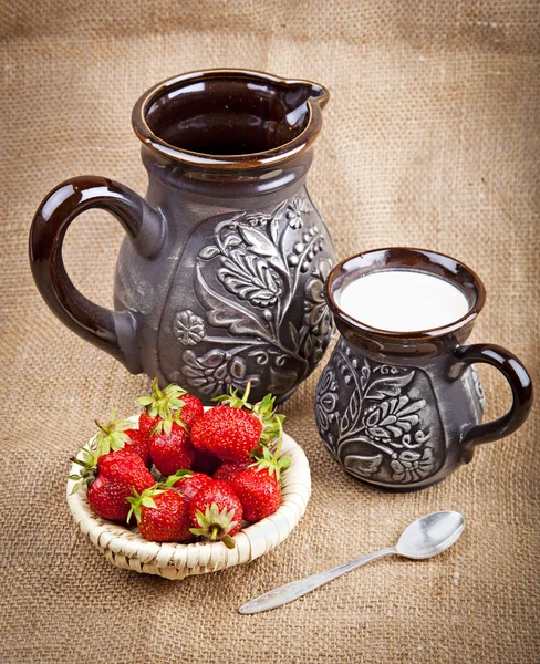 Jordgubb, silver sked och mjölk i en keramiska tillbringare — Stockfoto