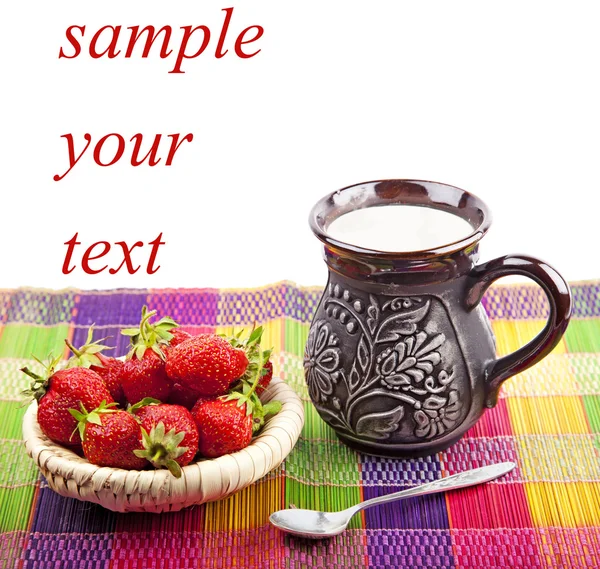 Fresa, cuchara de plata y leche en una jarra de cerámica —  Fotos de Stock