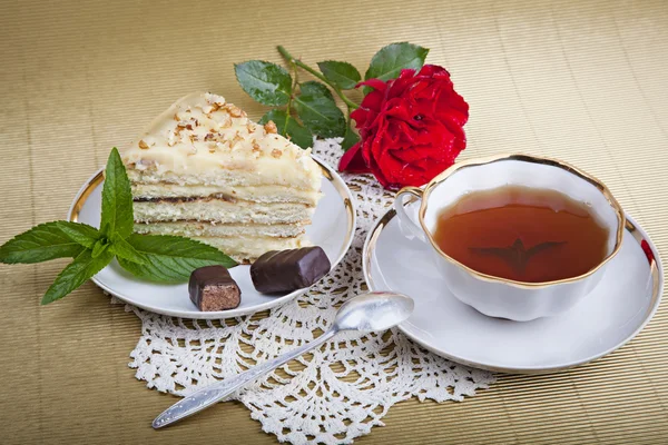 薄荷茶和蛋糕蕾丝餐巾纸上 — 图库照片