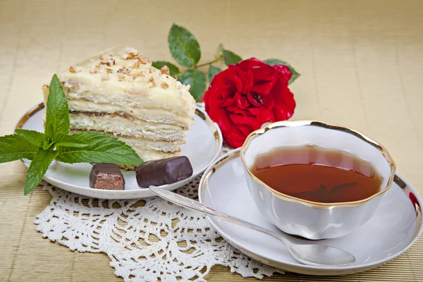 薄荷茶和蛋糕蕾丝餐巾纸上 — 图库照片