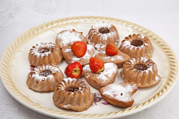 Muffin con fragole su un piatto grande — Foto Stock