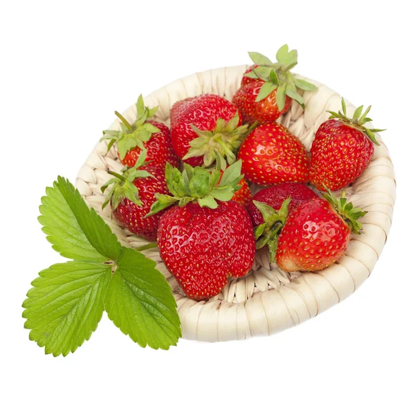 Erdbeeren in einem Weidenkorb Blatt isoliert auf weißem Hintergrund — Stockfoto