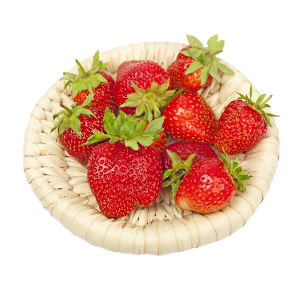 Fresas en una canasta de mimbre aislada sobre fondo blanco — Foto de Stock