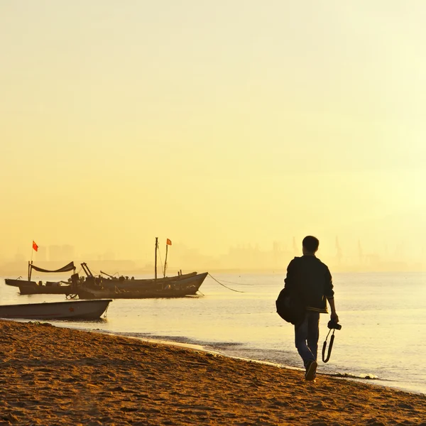 Fotograf poszukuje piękny widok na morze. — Zdjęcie stockowe