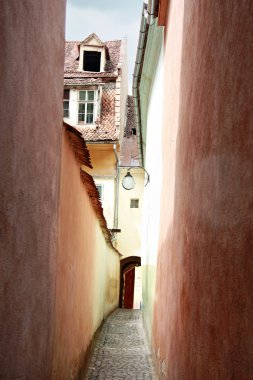 Strada sforii olan dar sokaklarda Avrupa, brasov, Romanya