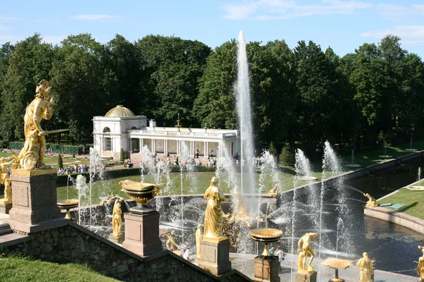 Große Wasserfall-Fontänen von Schloss Peterhof — Stockfoto
