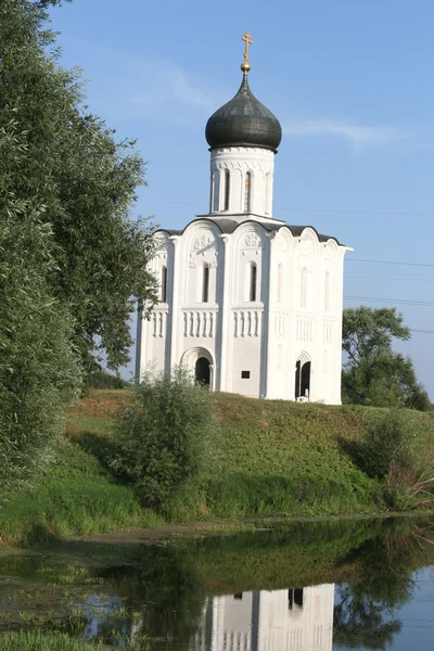 Kerk van de voorbede op nerl in Bogoljoebovo — Stockfoto