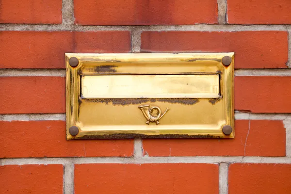 ईंट दीवार पर पुराना गोल्ड पोस्ट बॉक्स — स्टॉक फ़ोटो, इमेज