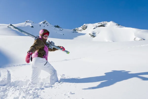 Senderismo de mujer con esquí en apls —  Fotos de Stock