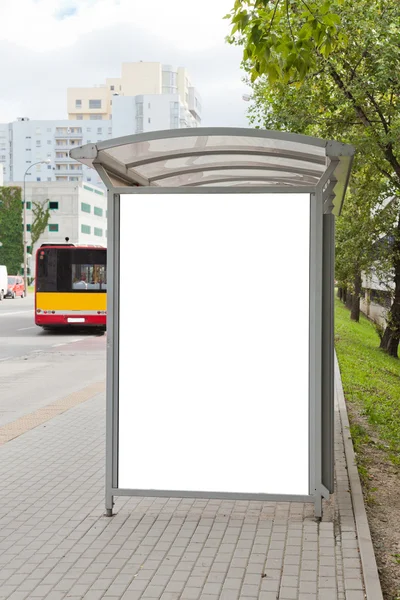 Cartellone bianco alla fermata dell'autobus — Foto Stock