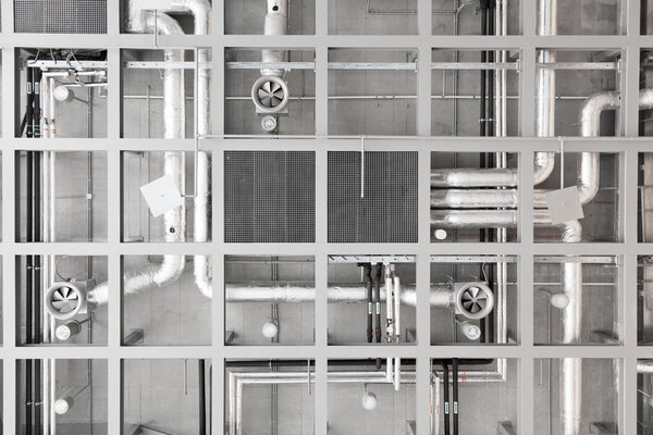 Трубы и вентиляторы на потолке
