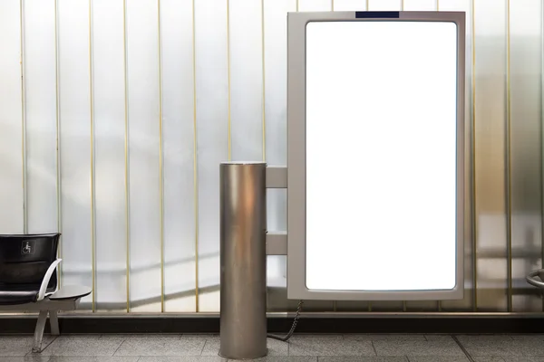 Cartelera vertical en blanco en metro — Foto de Stock