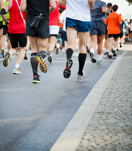 Courir en ville marathon dans la rue — Photo