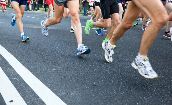Correndo na maratona da cidade na rua — Fotografia de Stock