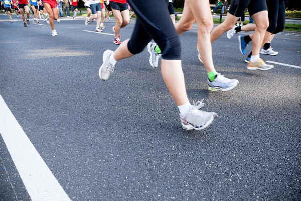 Correr en maratón de la ciudad en la calle —  Fotos de Stock