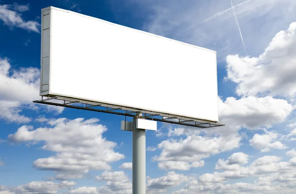 Panneau d'affichage blanc sur ciel bleu — Photo