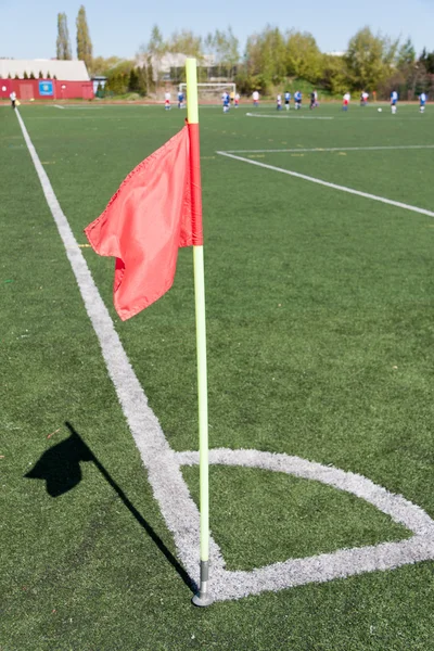 Rode vlag in hoek van voetbalveld — Stockfoto
