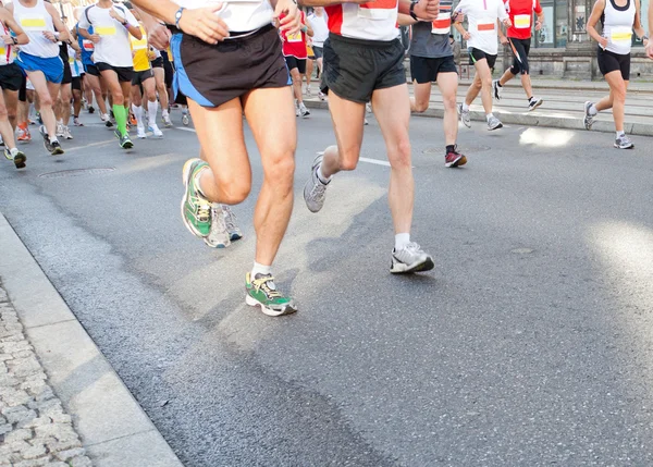Körs i city marathon på gatan — Stockfoto