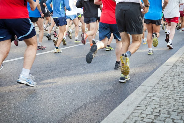 Correndo na maratona da cidade na rua — Fotografia de Stock